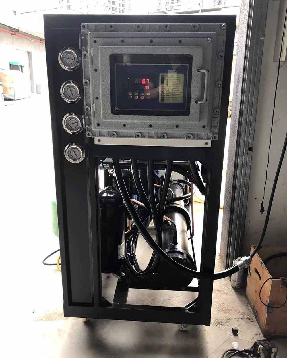 um resfriador de caixa portátil refrigerado a água à prova de explosão entregue