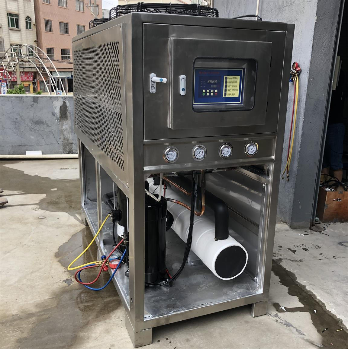 Um chiller refrigerado a ar de aço inoxidável de 20 HP entregue ao cliente